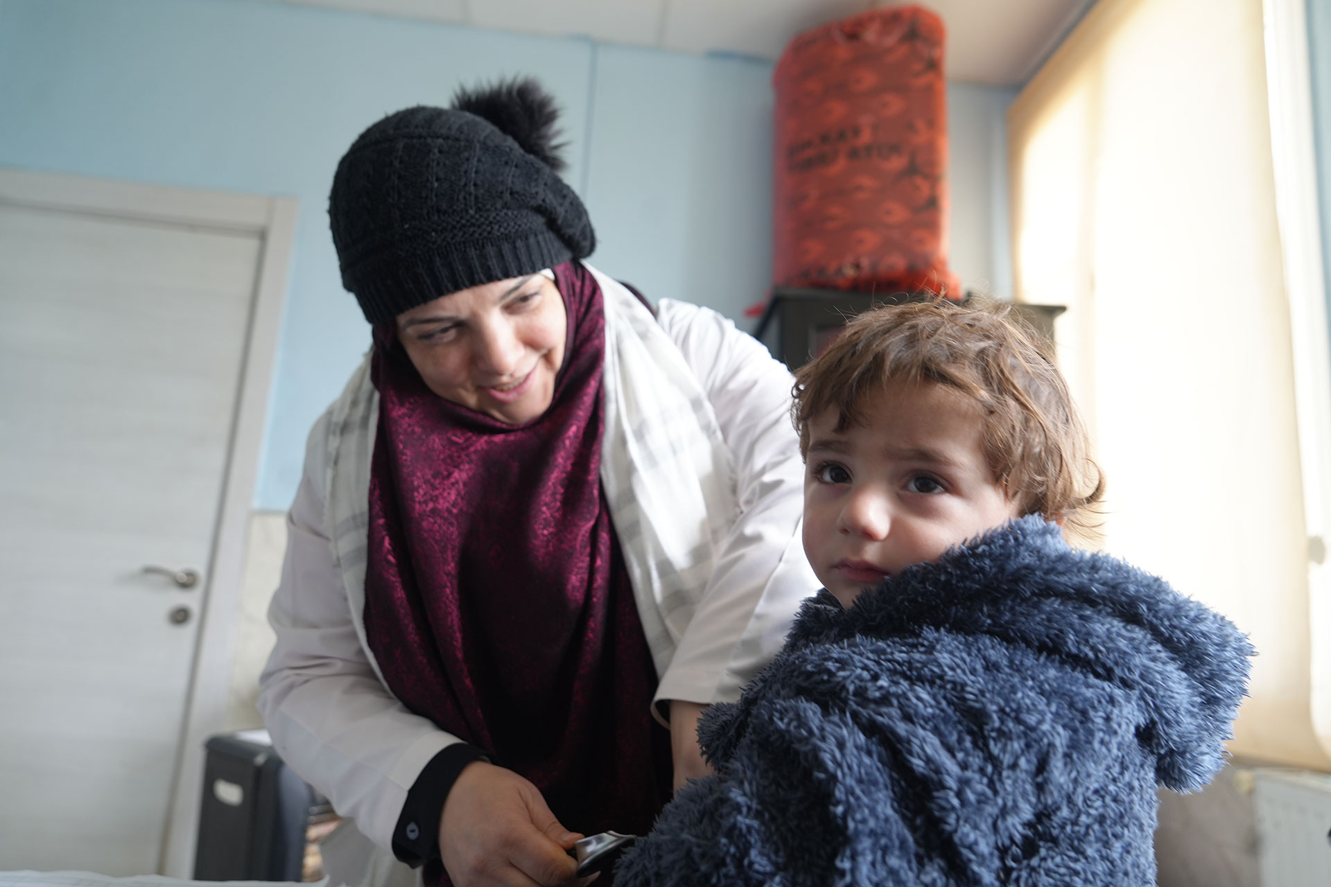 Dr Dima Jaabar examines young Rashid at the Rajo health, where he received treatment for fever and chest inflammation. Photo credit: WHO