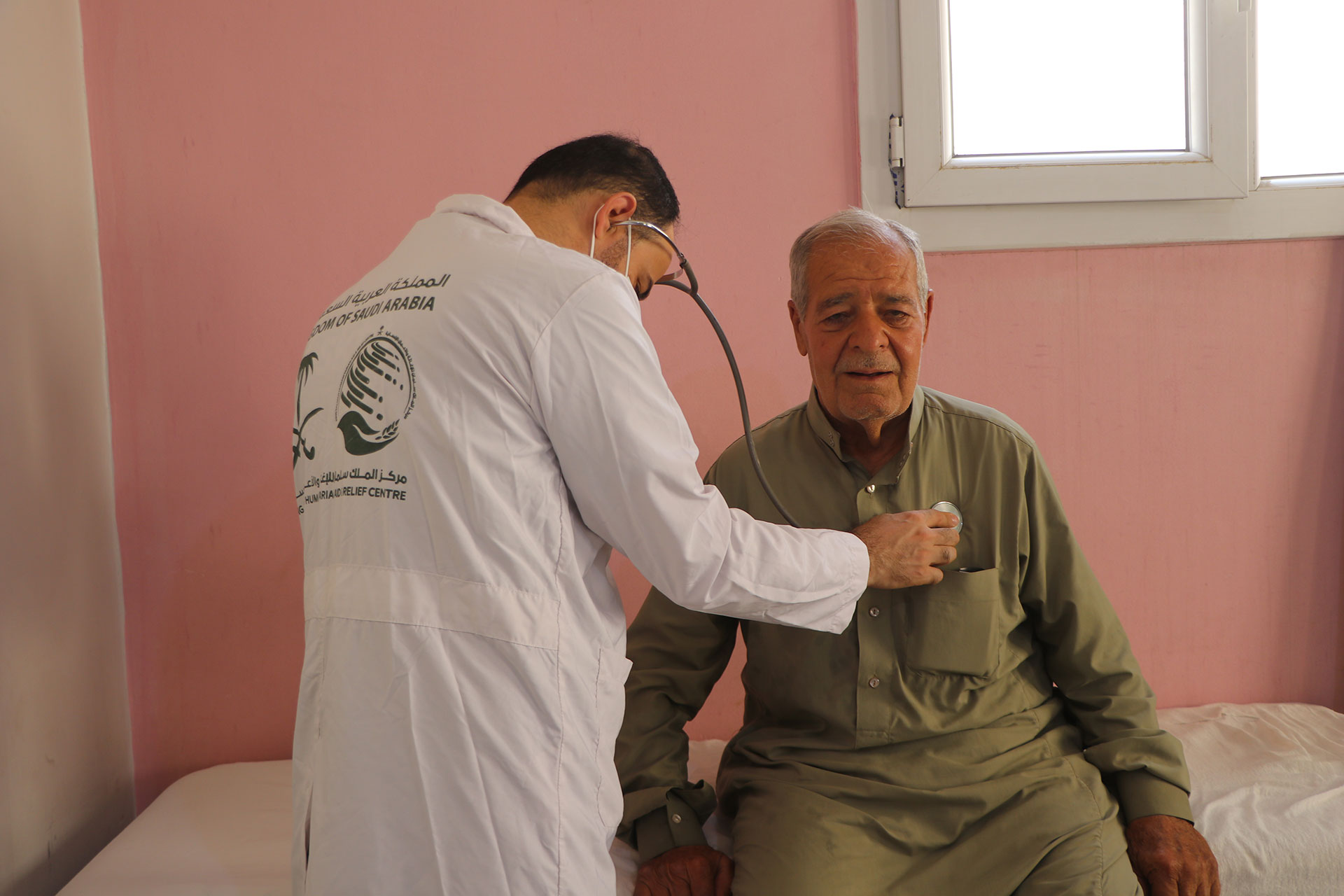 Dr. Hossam examines Mohammad Mahmoud Hamsho during a consultation at the centre. Photo credit: WHO