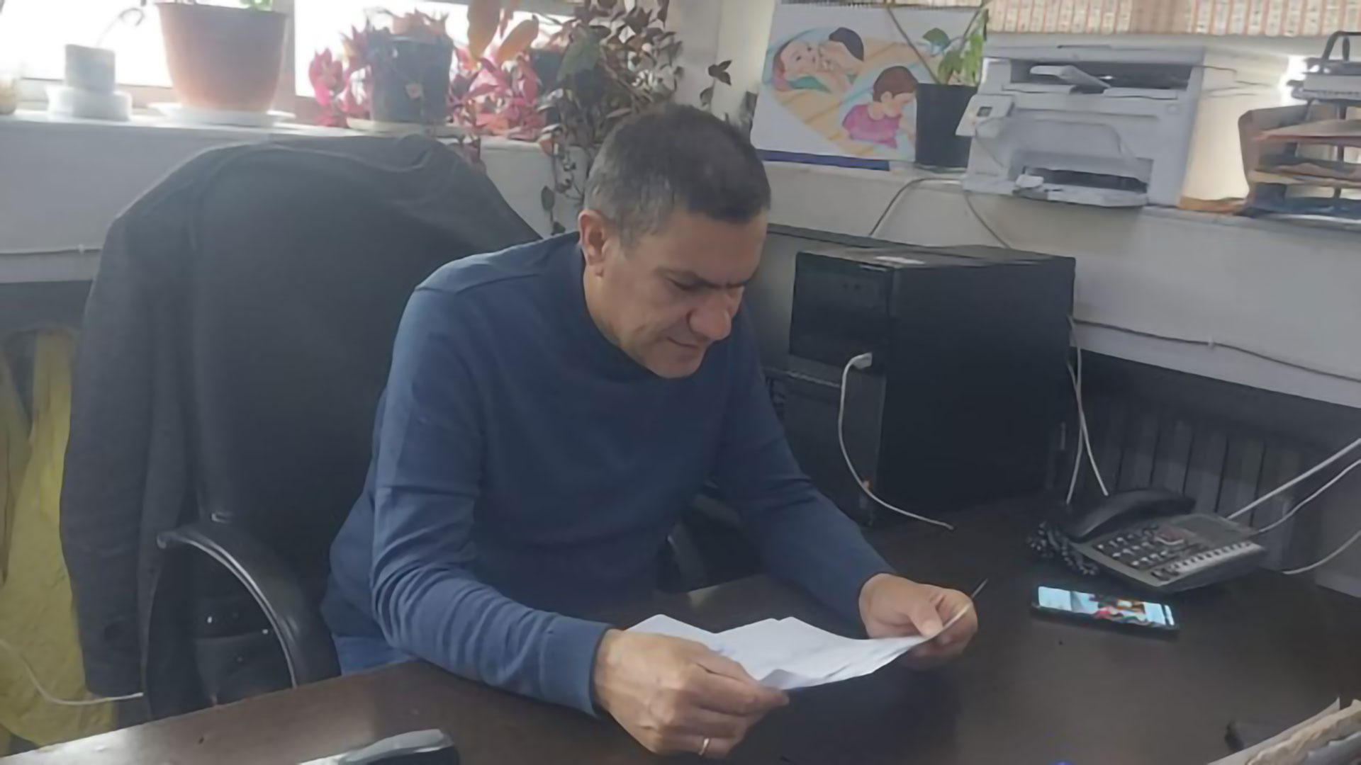 Dr Moustafa Hasoun, a primary health care doctor in Hama, reviews patient information as part of routine consultations. Photo credit: WHO 