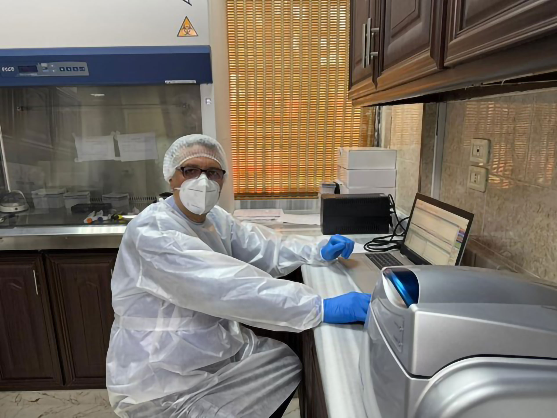 Dr Ziad Mahmoud Shouaibi, a laboratory diagnostics specialist in Deir-ez-Zor, conducts testing to detect infectious diseases and monitor public health risks. Photo credit: WHO