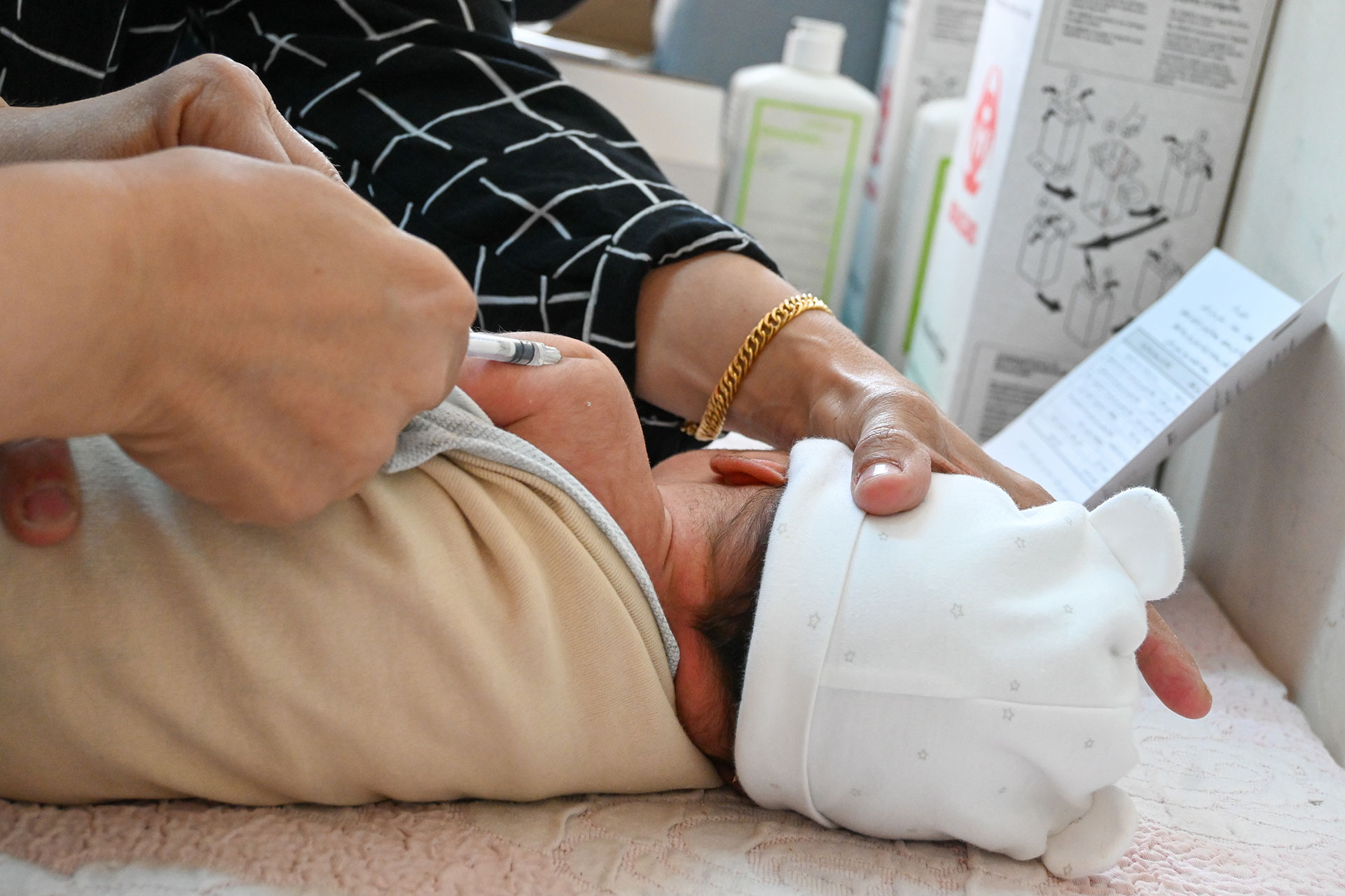  مريم شهاب تقدم لقاحاً روتينياً لرضيع في أحد المراكز الصحية الأولية في دمشق. مصدر الصورة: منظمة الصحة العالمية