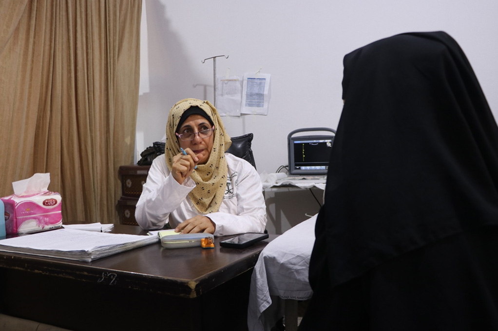 Midwife Rawnak Abdoun advices Malak Al-Sharqat during a consultation at Al-Bab Health Centre. Photo credit: WHO