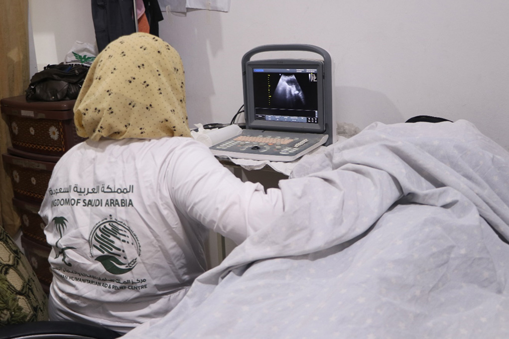 Midwife Rawnak Abdoun conducts an ultrasound examination at KSrelief supported Al-Bab Health Centre. Photo credit: WHO