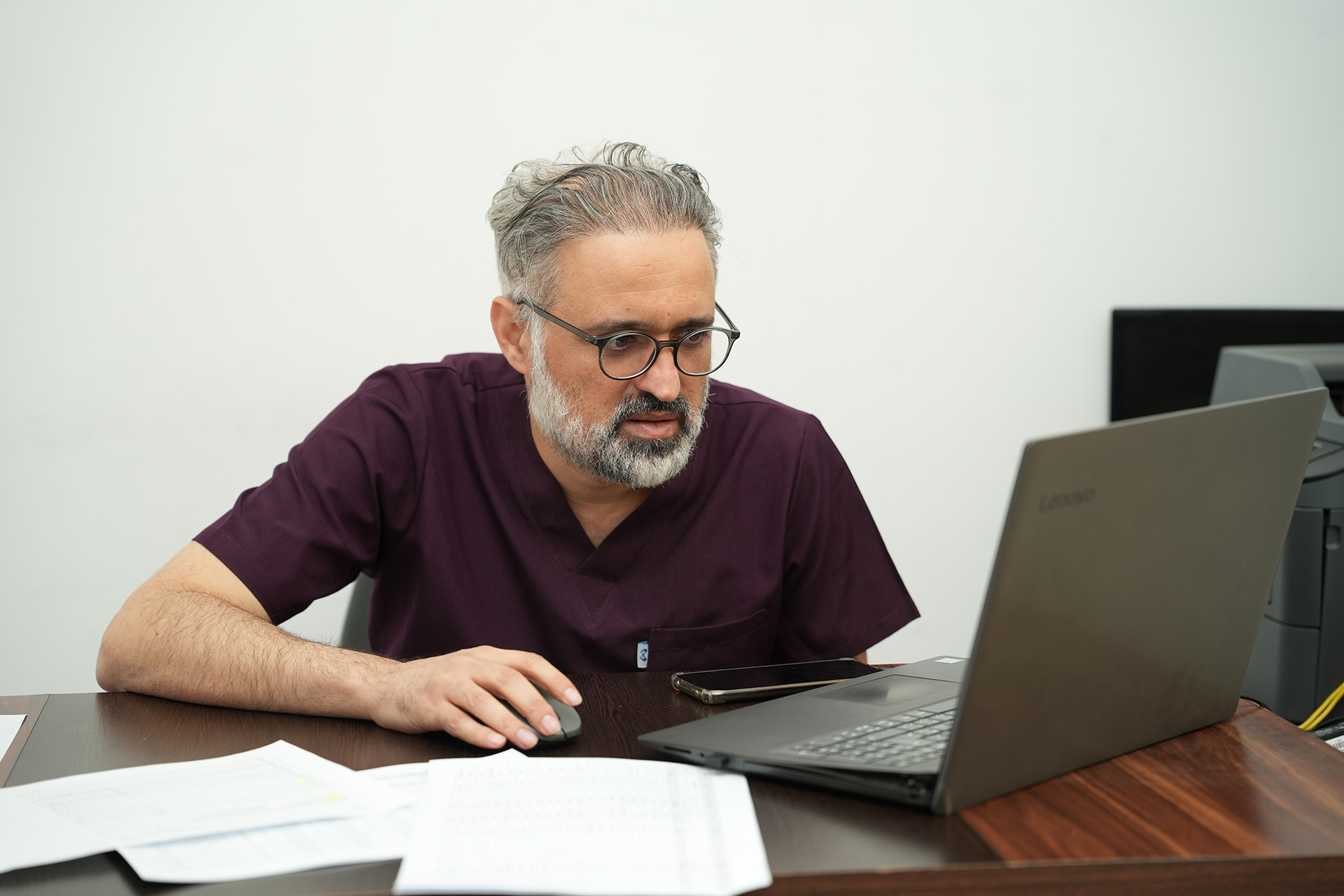   يراجع د. معاذ أنور صيداوي، مدير مشفى دوما الوطني، خطط الترميم والاستعداد لتقديم الخدمات مع اقتراب الأعمال في المشفى من الاكتمال. حقوق الصورة: منظمة الصحة العالمية