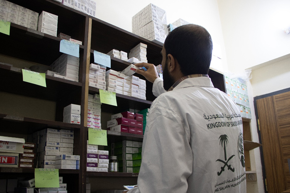 Pharmacist Ali Al-Mustafa arranges medicines at Dabiq Health Centre. Photo credit: WHO