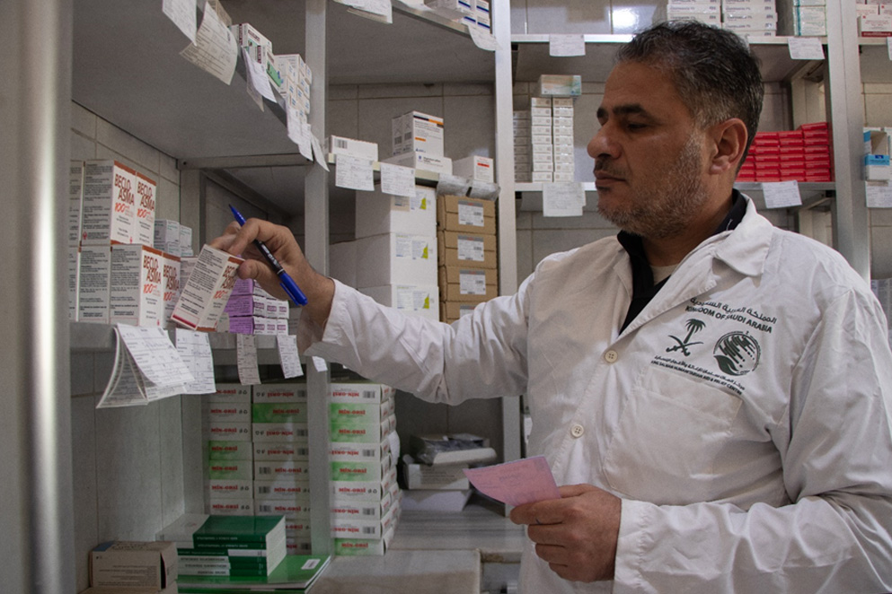 Pharmacist Mahmoud Sheikh Saleh prepares medicines for patients at Al-Sukkariyah Health Centre in the countryside of Al-Bab, Aleppo. Photo credit: WHO
