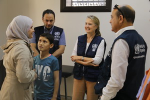 Patients_talks_with_WHO_staff_at_centre