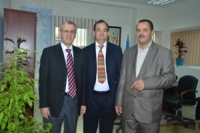 Photo représentant le Dr Ala Alwan, Directeur régional OMS de la Méditerranée orientale, le Dr Stefano Lazzari, Représentant de l'OMS en Tunisie et le Dr Abdellatif Mekki, Ministre tunisien de la Santé publique