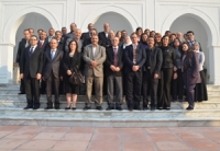Photo de groupe représentant le Dr Ala Alwan, Directeur régional OMS de la Méditerranée orientale, le Dr Abdellatif Mekki, Ministre de la Santé publique en Tunisie, et le personnel du bureau de l'OMS en Tunisie