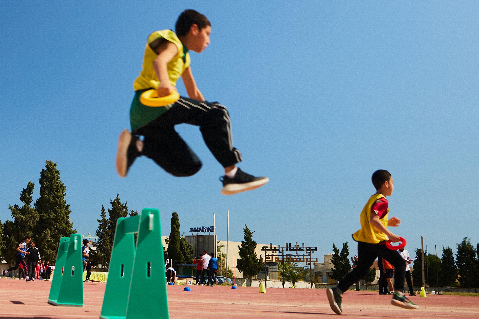 Les photos illustrent des élèves participant à des activités physiques à l’aide des kits fournis par l’OMS. Ces kits ont été distribués afin de promouvoir la pratique régulière des activités physiques et de prévenir les comportements à risque et les habitudes malsaines