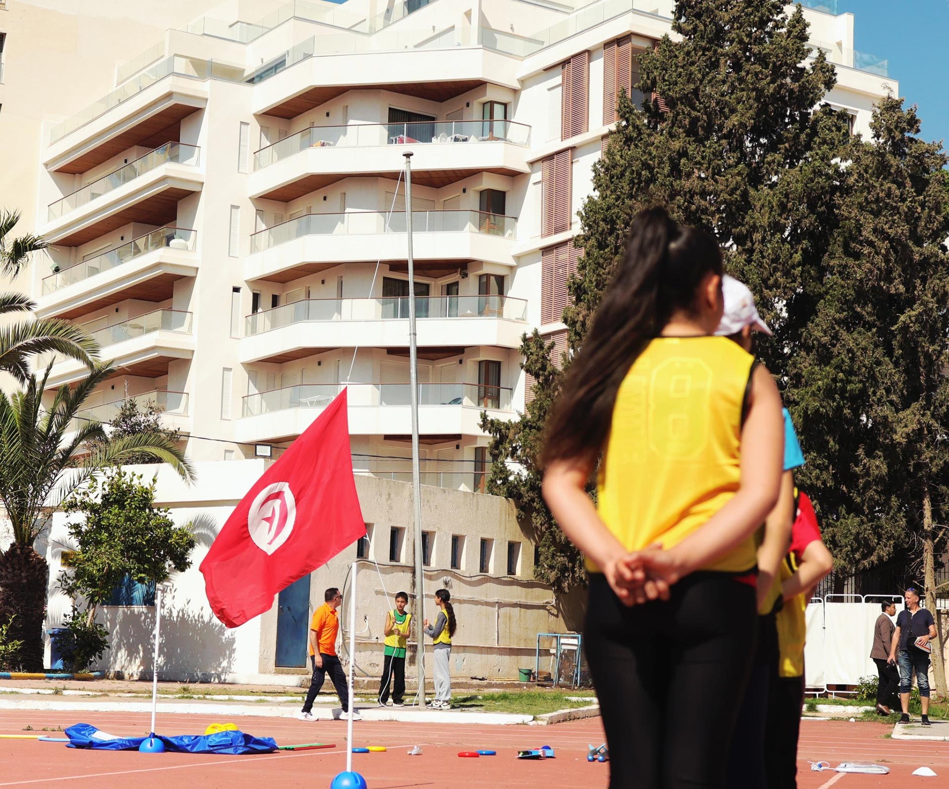 Les photos illustrent des élèves participant à des activités physiques à l’aide des kits fournis par l’OMS. Ces kits ont été distribués afin de promouvoir la pratique régulière des activités physiques et de prévenir les comportements à risque et les habitudes malsaines