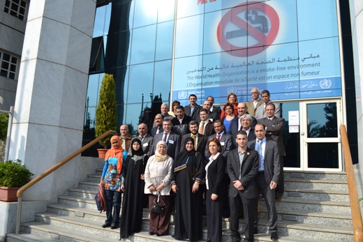 Participants à la réunion régionale de suivi sur le deuxième rapport de situation sur la sécurité routière dans le monde, devant le Bureau régional de la Méditerranée orientale