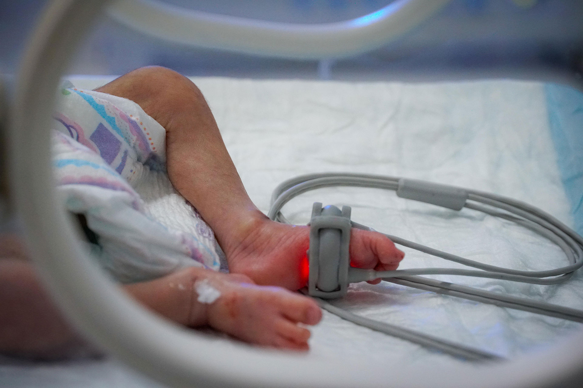 An infant inside an incubator. Photo credit: WHO Yemen/Nesma Khan